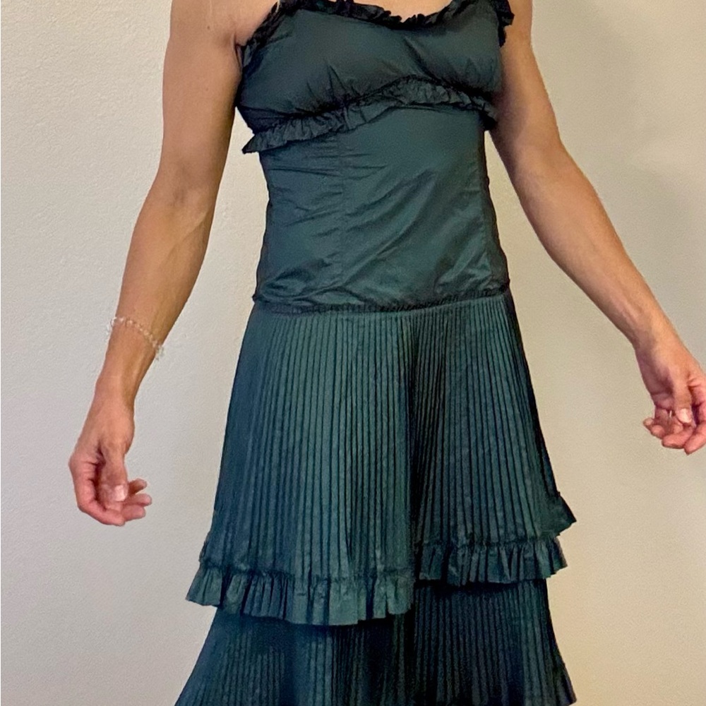 NWT BGN Ruffle Detail Women’s Emerald Midi Dress Size Medium